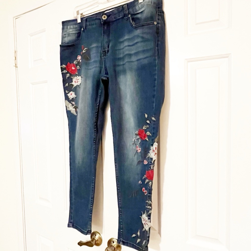 Sandpiper Embroidered Dark Wash Cropped Jeans – Floral – Size 18 - Picture 5 of 15